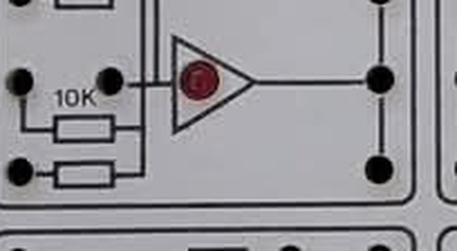 The corresponding region of integrator 3 at the same magnification, showing no arrow and no IC label.