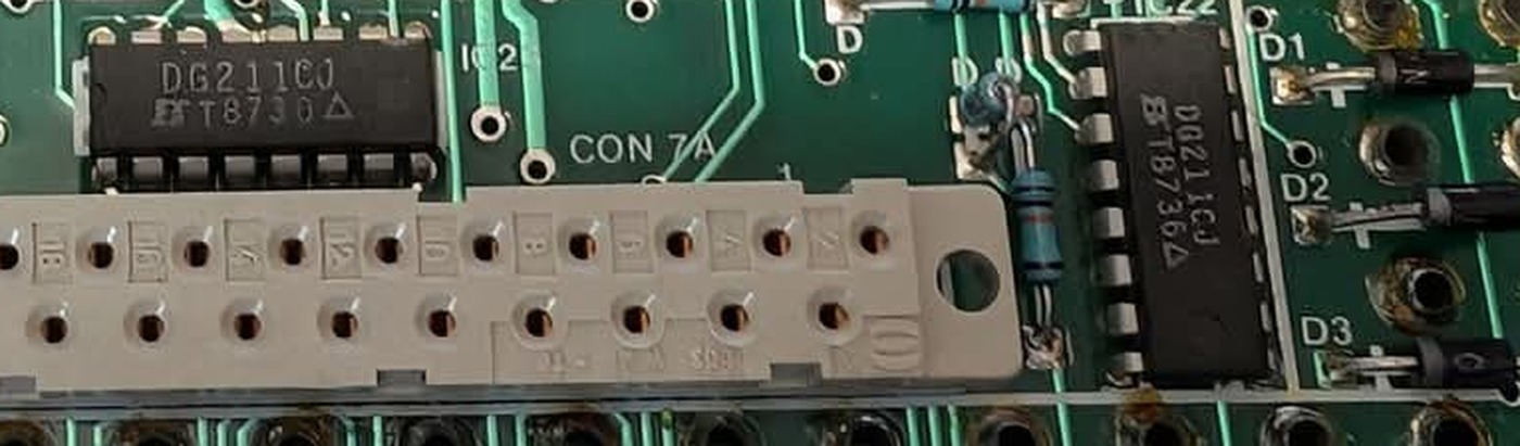 The two DG211CJ analogue switch packages, with the connector CON 7A between them and the diodes D1, D2 and D3 at the right.