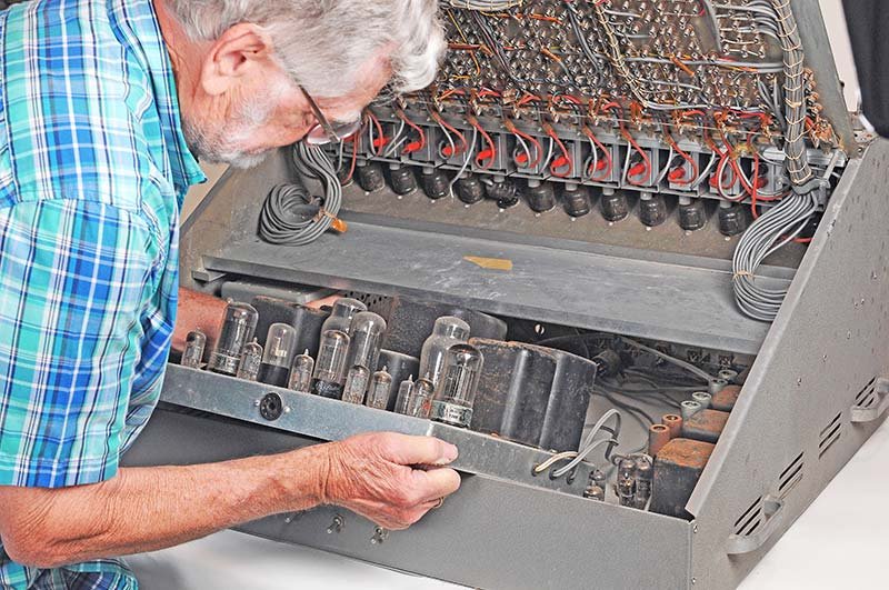 The ES-400 front panel hinged forward, exposing vacuum tube rows and the ES-2 power supply in the lower bay