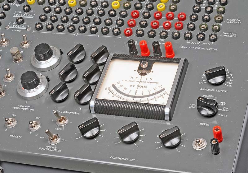 ES-400 front panel centre section: DC milliammeter, AMPLIFIER OUTPUT switch, METER mode switch, BALANCE controls, coefficient SET controls, and key jacks